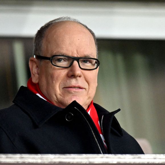 Le Prince Albert II de Monaco a assisté à la rencontre de football de Ligue 1 opposant son équipe, l'AS Monaco, qui a perdu la rencontre par 2 buts à 1 face à Lyon au stade Louis II à Monaco, le 3 janvier 2026. © Bruno Bebert/Bestimage