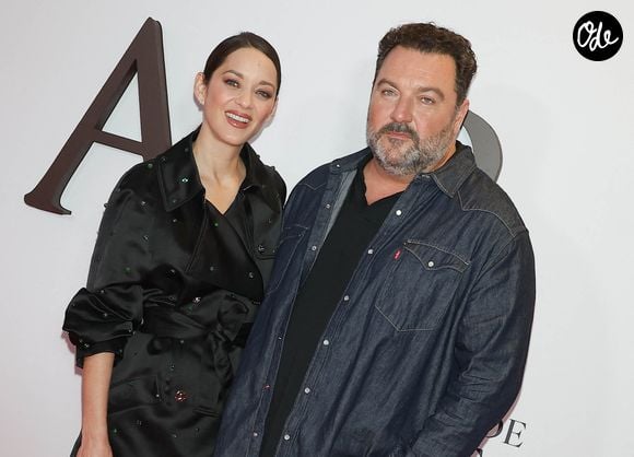 Après avoir longtemps vécu à Londres, il s’est installé dans le Finistère, près de la baie d’Audierne.

Marion Cotillard et Denis Ménochet au photocall de la première du film "Karma" au cinéma Pathé Palace à Paris le 13 octobre 2026. © Coadic Guirec / Bestimage