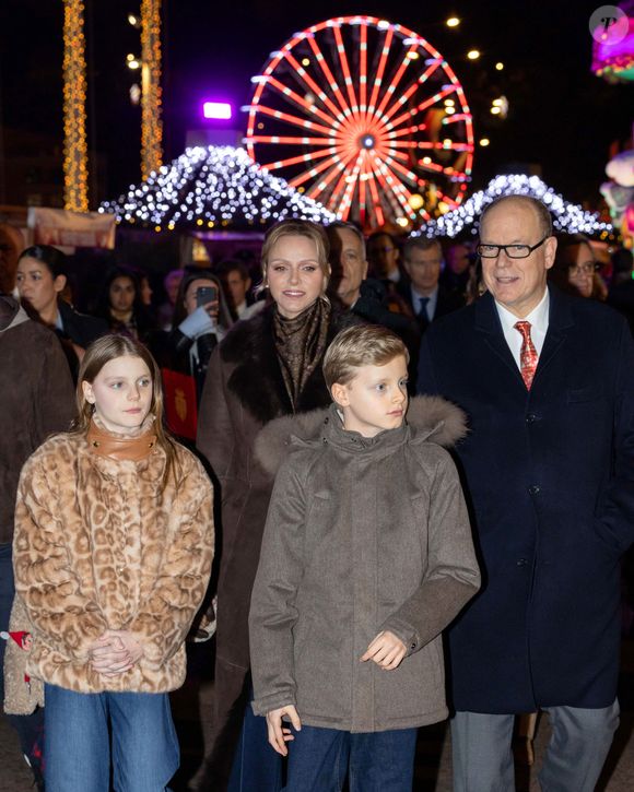 Le prince Albert II de Monaco, la princesse Charlene, leurs enfants, la princesse Gabriella et le prince héréditaire Jacques ont inauguré le marché de Noël sur le port Hercule à Monaco, le 5 décembre 2025. © Olivier Huitel/Pool Monaco/Bestimage
