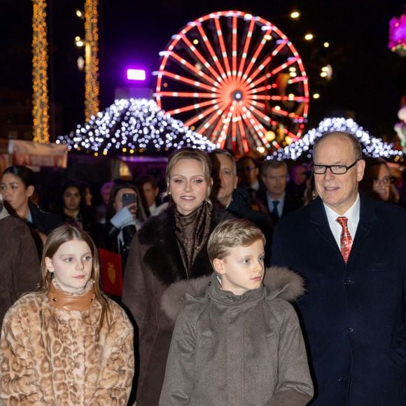 Le prince Albert II de Monaco, la princesse Charlene, leurs enfants, la princesse Gabriella et le prince héréditaire Jacques ont inauguré le marché de Noël sur le port Hercule à Monaco, le 5 décembre 2025. © Olivier Huitel/Pool Monaco/Bestimage