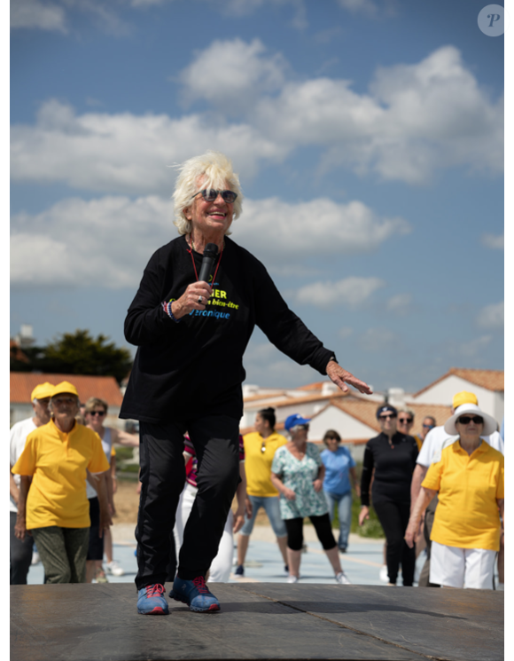 Et a accepté de donner ses conseils forme aux lecteurs de "Purepeople"...

Véronique de Villèle, en pleine forme à 78 ans : l’ancienne présentatrice de "Gym Tonic" prodigue ses conseils aux seniors pour les aider à garder la forme.