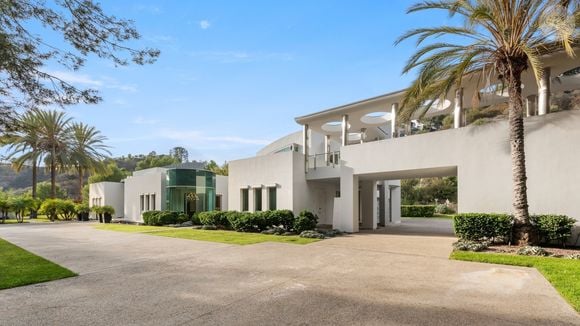 Exclusif - La nouvelle villa de Kanye West à Beverly Hills. Kanye a finalisé l'achat hors marché pour 35 millions de dollars. La propriété de style méditerranéen comprend environ 1900 m2 d'espace habitable, des jardins privés et des vues panoramiques sur la ville. Los Angeles, le 15 décembre 2024.