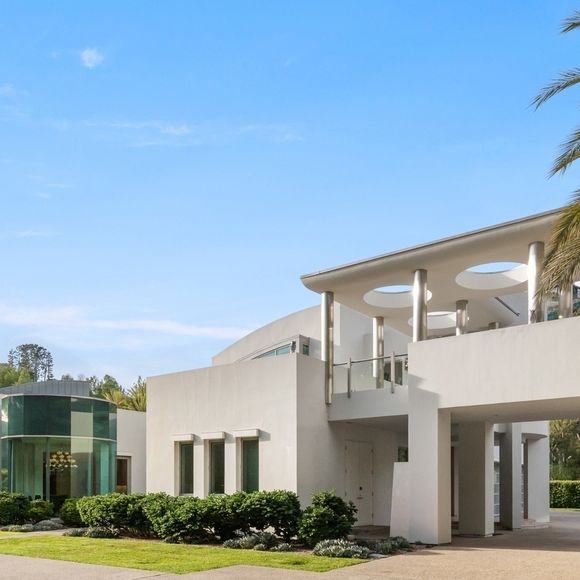 Exclusif - La nouvelle villa de Kanye West à Beverly Hills. Kanye a finalisé l'achat hors marché pour 35 millions de dollars. La propriété de style méditerranéen comprend environ 1900 m2 d'espace habitable, des jardins privés et des vues panoramiques sur la ville. Los Angeles, le 15 décembre 2024.