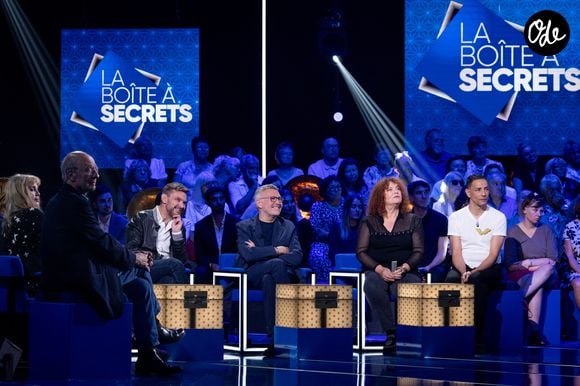 Exclusif - Laurent Ruquier, Arielle Dombasle, Valerie Mairesse, Philippe Geluck, Steevy Boulay, Max Boublil, Faustine Bollaert lors de l'enregistrement de l'émission "La Boîte à secrets", présentée par F.Bollaert et diffusée le 16 octobre sur France 3, à Paris, France, le 29 septembre 2026. © Cyril Moreau/Bestimage