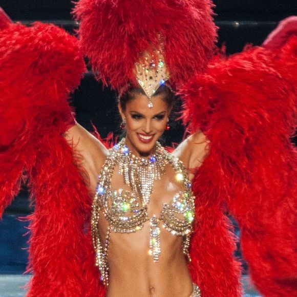Et Iris Mittenaere a partagé ses précieux conseils

Iris Mittenaere (Miss France 2016) dans un costume ultra sexy de danseuse du Moulin Rouge lors de l'élection de Miss Univers 2017 à la salle omnisports Mall of Asia Arena à Pasay, Chili, le 26 janvier 2017. ©PacificPressAgency / Bestimage