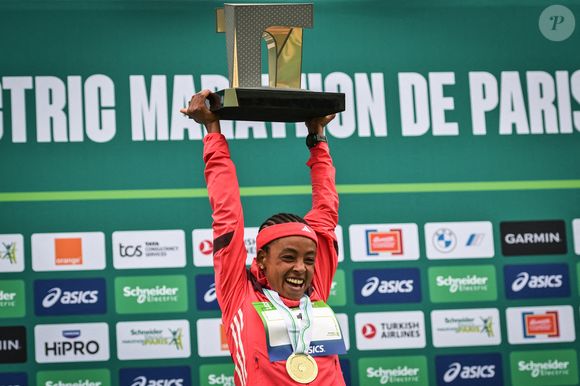 Depuis, les StravaLeaks, le personnel de l'Elysée a corrigé le tir


Le médaillé d'or Bedatu Hirpa pose sur le podium à la fin du Marathon de Paris 2025 à Paris le 13 avril 2025. Photo by Firas Abdullah/ABACAPRESS.COM