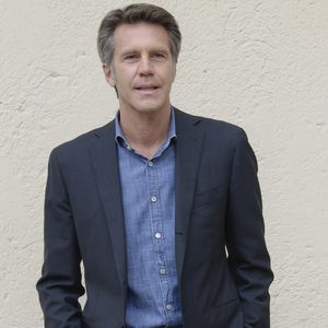 Il compte agir et vite : "Le 5 avril prochain, j’organise un événement caritatif. Les dons seront reversés aux pompiers de Los Angeles et aux associations des victimes qui ont tout perdu.” 

L'habitation n'a malheureusement pas résisté aux flammes comme il l'a indiqué au Corriere della Sera : "La maison dans laquelle je vivais a brûlé, elle appartenait à Johnny Hallyday" 
Le prince Emmanuel Philibert de Savoie lors de l'enregistrement de l'émission "Maurizio Costanzo Show" à Rome. Le 27 avril 2021
© Cartelli Mario-SOPA Images / Zuma Press / Bestimage