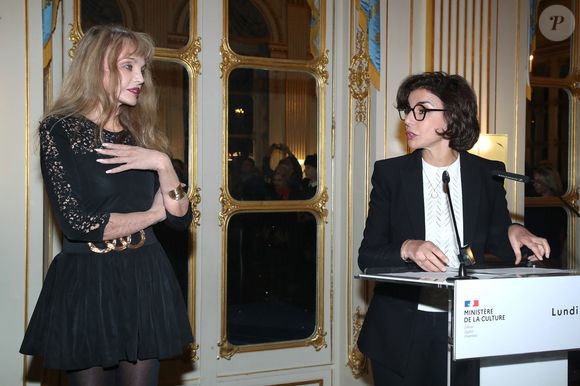 Semi Exclusif - Rachida Dati remet à Arielle Dombasle les insignes d'Officier de l'ordre des Arts et Lettres au Ministère de la Culture à Paris le 08 Décembre 2025.

© Bertrand Rindoff / Bestimage