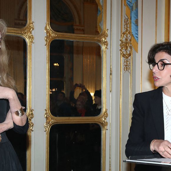Semi Exclusif - Rachida Dati remet à Arielle Dombasle les insignes d'Officier de l'ordre des Arts et Lettres au Ministère de la Culture à Paris le 08 Décembre 2025.

© Bertrand Rindoff / Bestimage