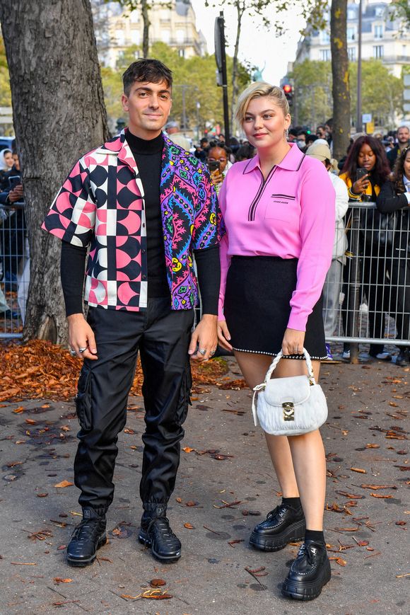 Louane Emera et son compagnon Florian Rossi arrivent au défilé de mode Miu Miu lors de la Fashion Week printemps/été 2022 à Paris, France, le 5 octobre 2021. © Veeren Ramsamy-Christophe Clovis/Bestimage