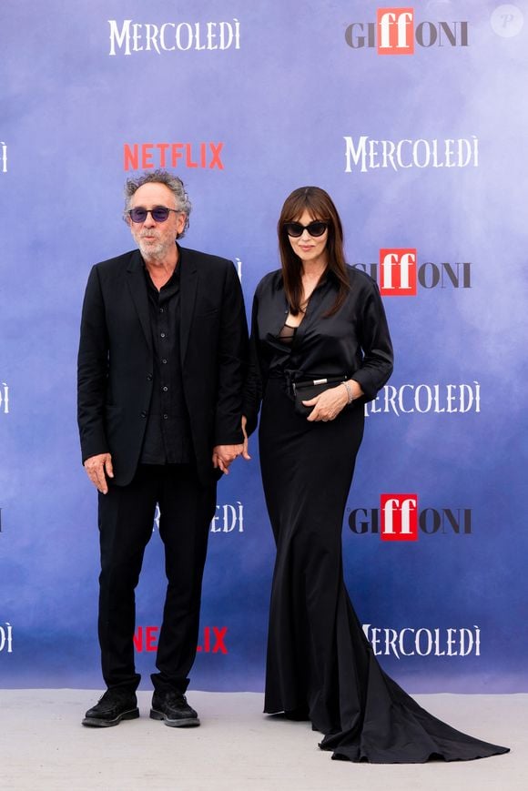 25 juillet 2025, Giffoni Valle Piana, Salerne, Italie : Tim Burton et Monica Bellucci assistent à la séance photo pour la présentation de la saison 2 du mercredi de Netflix au 55e Festival du film Giffoni 2025 le 25 juillet 2025 à Giffoni Valle Piana, Salerne, Italie. © Francesco Luciano/Zuma Press Wire/Bestimage