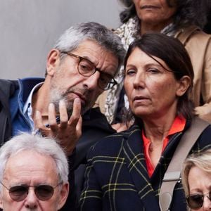 Michel Cymes avec sa femme Nathalie dans les tribunes des Internationaux de France de tennis de Roland Garros 2024 à Paris, France, le 31 mai 2024. © Jacovides-Moreau/bestimage