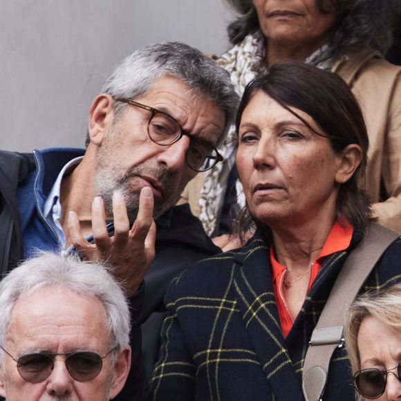 Michel Cymes avec sa femme Nathalie dans les tribunes des Internationaux de France de tennis de Roland Garros 2024 à Paris, France, le 31 mai 2024. © Jacovides-Moreau/bestimage