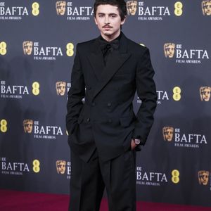 Il se démarque en privilégiant un rôle créatif plutôt qu’un simple contrat d’ambassadeur.

Timothee Chalamet - Photocall des "EE BAFTA 2006 (British Academy Film Awards)" au Royal Festival Hall de Waterloo à Londres, le 22 février 2026. © Action Press / Bestimage