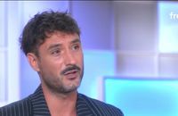 Depuis sa séparation avec Laure Manaudou, Jérémy Frérot partage la garde alternée de leurs deux fils.

Extrait de l'émission "C à vous" sur France 5.