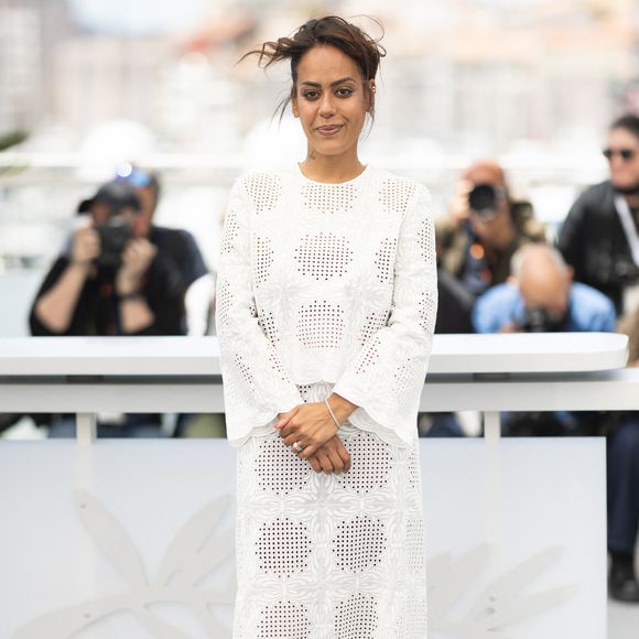 Rayonnante, elle portait une robe ajourée de couleur crème ainsi qu'un makeup doux et naturel. 

Amel Bent au photocall du film "Ma Frère" lors du 78ème Festival International du Film de Cannes, au Palais des Festivals à Cannes, France, le 22 mai 2025. © Jacovides-Moreau/Bestimage