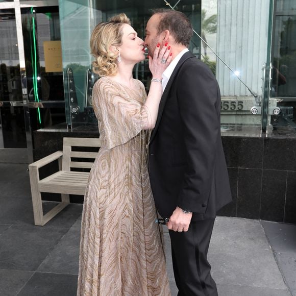 Exclusif -   Emilie Dequenne (En Dior) se prépare pour la 95ème édition de la cérémonie des Oscars à Los Angeles dans sa chambre d'hôtel (Le Sofitel Beverly Hills) avec son mari Michel Ferracci (en Fursac) le 12 mars 2023.Agence / Bestimage