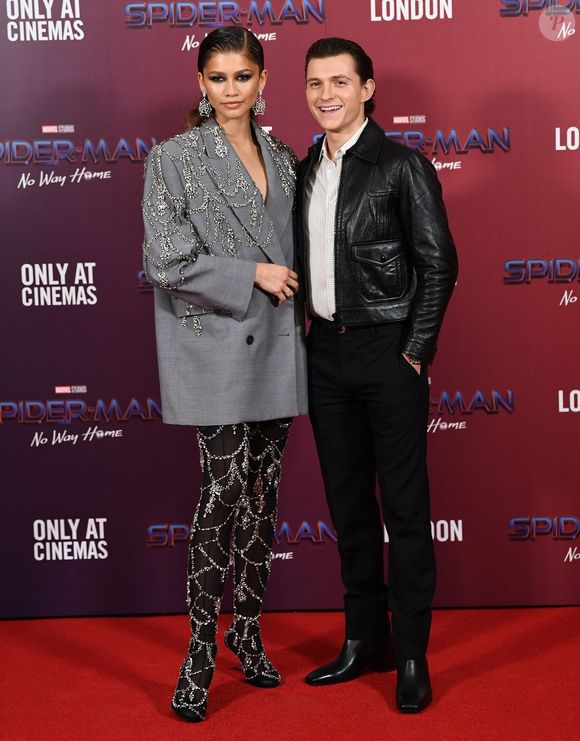 Tom Holland et Zendaya à la première du film "Spider-Man: No Way Home" à Londres, le 5 décembre 2021. 

Photo : Backgrid UK / Bestimage