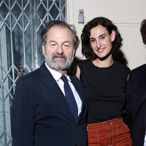 "Je lui ai fait la misère au départ. Je cherchais à le bouter hors de notre petit appartement. Par exemple, je m'acharnais chaque soir à ne mettre le couvert que pour trois (elle, sa mère et sa soeur Violette, ndlr), alors que nous étions quatre."

Exclusif - Inès de la Fressange avec sa fille Nine d'Urso et son compagnon Denis Olivennes - Vernissage de l'exposition "Wonderland" de Nine d'Urso à la galerie Basia Embiricos (14 rue des jardins Saint-Paul 75004 Paris) à Paris le 12 octobre 2023.  © Denis Guignebourg/Bestimage