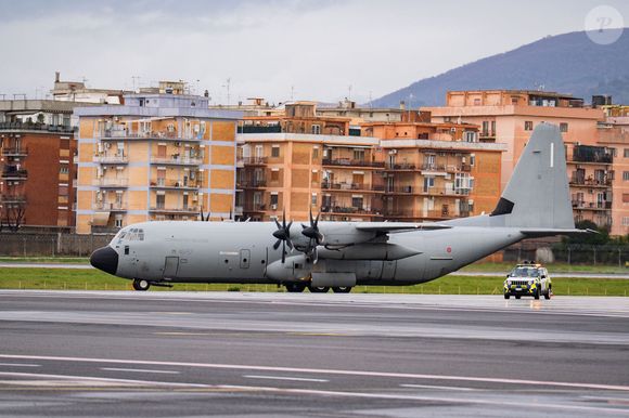 Illustrations de l'arrivée par avion à Milan des cercueils des victimes italiennes de l'incendie du bar "Le Constellation" à Crans-Montana en Suisse.

Photo : Zuma Press/Bestimage