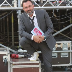 Frédéric Lopez au Festival "Tout le monde chante contre le cancer" à Villefranche-de-Rouergue, le 4 juillet 2015.