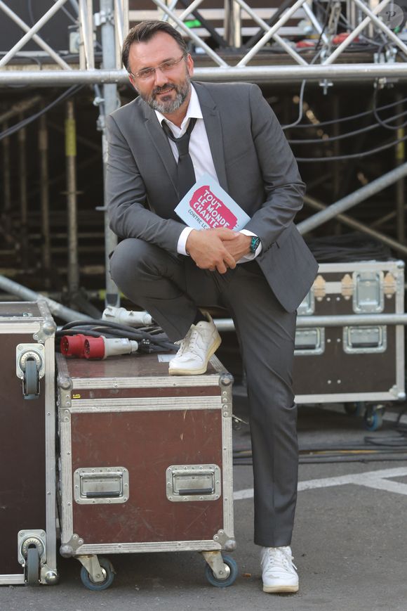 Frédéric Lopez au Festival "Tout le monde chante contre le cancer" à Villefranche-de-Rouergue, le 4 juillet 2015.