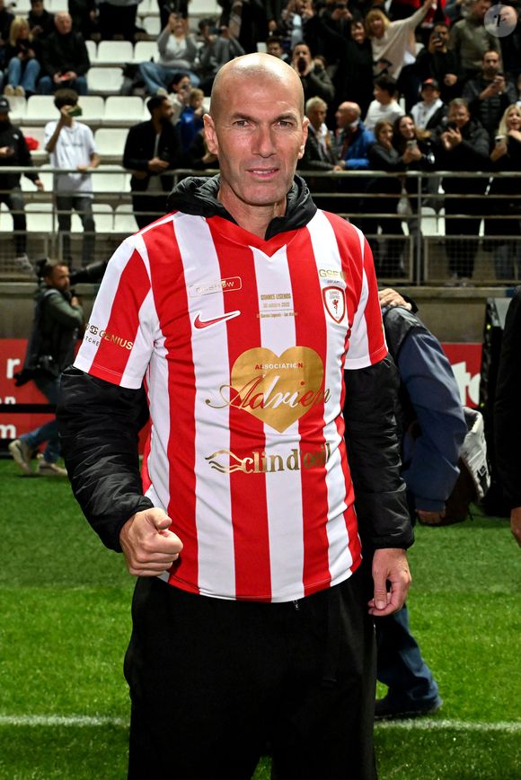 Zinedine Zidane durant la première édition du " match des légendes " opposant l'équipe des Légendes, les anciens de Cannes, à l'équipe des Etoiles avec pour capitaine Didier Deschamps, au stade Pierre de Coubertin à Cannes, le 30 octobre 2025. © Bruno Bebert / Dominique Jacovides / Bestimage