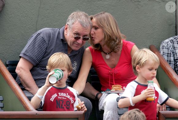 L'acteur français Yves Renier, sa femme Karin et leurs fils Jules et Oscar assistent au match entre le Français Richard Gasquet et le Néerlandais Peter Wessels dans le cadre des Internationaux de France au stade Roland Garros à Paris, France, le 25 mai 2005. Photo Gorassini-Zabulon/ABACA.
