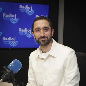 "Je vois le mal partout. J'ai mal à la tête, je suis persuadé d'avoir un truc très grave" a-t-il expliqué.

Exclusif - Jimmy Mohamed sur Radio J à Paris, France, le 28 février 2023. 

Photo : Jack Tribeca / Bestimage