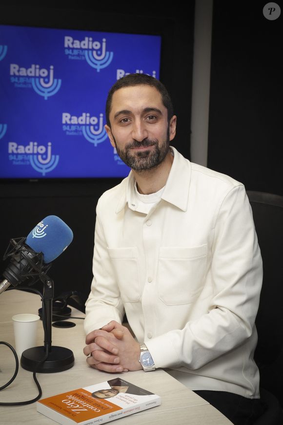 "Je vois le mal partout. J'ai mal à la tête, je suis persuadé d'avoir un truc très grave" a-t-il expliqué.

Exclusif - Jimmy Mohamed sur Radio J à Paris, France, le 28 février 2023. 

Photo : Jack Tribeca / Bestimage