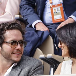 Florence Foresti et son compagnon Alexandre Kominek - People dans les tribunes lors des Internationaux de France de Tennis de Roland Garros 2022 à Paris le 29 mai 2022. © Cyril Moreau/Bestimage