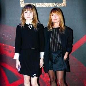 Mitty Hazanavicius et sa mère Axelle Laffont au front row du défilé Shiatzy Chen Mode Collection Prêt-à-Porter Automne/Hiver 2025-2026 lors de la Fashion Week de Paris (PFW) au palais de Tokyo, à Paris, France, le 10 mars 2025. © Christophe Clovis/Bestimage
