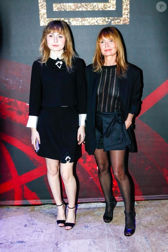 Mitty Hazanavicius et sa mère Axelle Laffont au front row du défilé Shiatzy Chen Mode Collection Prêt-à-Porter Automne/Hiver 2025-2026 lors de la Fashion Week de Paris (PFW) au palais de Tokyo, à Paris, France, le 10 mars 2025. © Christophe Clovis/Bestimage