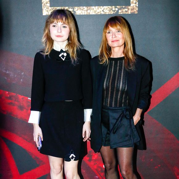 Mitty Hazanavicius et sa mère Axelle Laffont au front row du défilé Shiatzy Chen Mode Collection Prêt-à-Porter Automne/Hiver 2025-2026 lors de la Fashion Week de Paris (PFW) au palais de Tokyo, à Paris, France, le 10 mars 2025. © Christophe Clovis/Bestimage