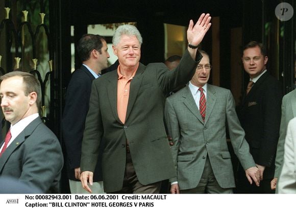 Bill Clinton à l’Hôtel George V à Paris, plan américain. JEAN LOUIS MACAULT / BESTIMAGE