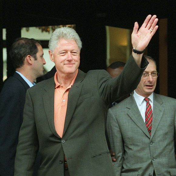 Bill Clinton à l’Hôtel George V à Paris, plan américain. JEAN LOUIS MACAULT / BESTIMAGE