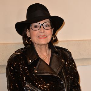 "Entre le cœur et la raison, il faut parfois savoir choisir… À bientôt 92 ans, je dois être raisonnable et écouter mon médecin, qui aujourd’hui me déconseille de traverser l’océan."

Nana Mouskouri lors du photocall du dernier défilé de mode Haute-Couture printemps-été 2020 "Jean-Paul Gaultier" au théâtre du Châtelet à Paris, France, le 22 janvier 2020. © Veeren-Clovis/Bestimage