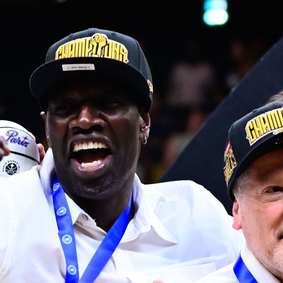 Et quelques semaines seulement après son arrivée au sein du club, celui-ci a connu sa première consécration.

Omar Sy and David Kahn ( president Paris Basket ) following the Betclic Elite Final match between Paris Basketball and AS Monaco Basket at Adidas Arena on June 24, 2025 in Paris, France. ( Photo by Dante Badano / PSNewz ) -