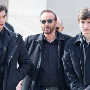 Le veuf Michel Ferracci et ses fils Enzo et Maël aux arrivées des obsèques d'Emilie Dequenne au cimetière Père Lachaise à Paris, France, le 26 mars 2025. © Dominique Jacovides/Bestimage