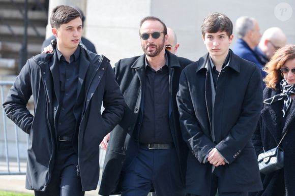 Le veuf Michel Ferracci et ses fils Enzo et Maël aux arrivées des obsèques d'Emilie Dequenne au cimetière Père Lachaise à Paris, France, le 26 mars 2025. © Dominique Jacovides/Bestimage