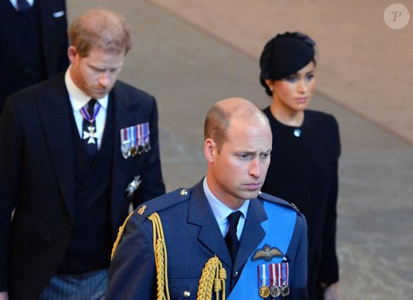 Le prince William, prince de Galles, le prince Harry et Meghan Markle - Procession cérémonielle du cercueil de la reine Elisabeth II du palais de Buckingham à Westminster Hall à Londres le 14 septembre 2022. © Photoshot  / Panoramic / Bestimage