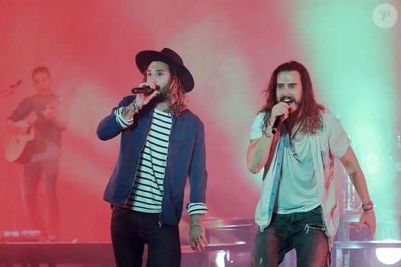 Jeremy Frerot et Florian Delavega de Frero Delavega se produisent à L'Accorhotels Arena à Paris, France, le 7 avril 2017. Photo par Laurent Zabulon/ABACAPRESS.COM