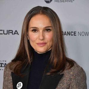 Au total, 518 personnes vont recevoir ce titre, dont plusieurs artistes et journaliste français

Natalie Portman assiste à la première du film « The Gallerist » lors du festival du film de Sundance 2026, à l'Eccles Center Theater, le 24 janvier 2026 à Park City, dans l'Utah.