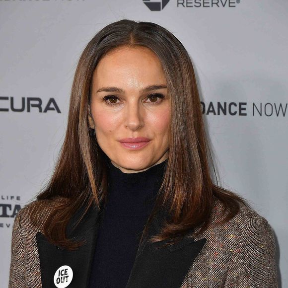 Au total, 518 personnes vont recevoir ce titre, dont plusieurs artistes et journaliste français

Natalie Portman assiste à la première du film « The Gallerist » lors du festival du film de Sundance 2026, à l'Eccles Center Theater, le 24 janvier 2026 à Park City, dans l'Utah.