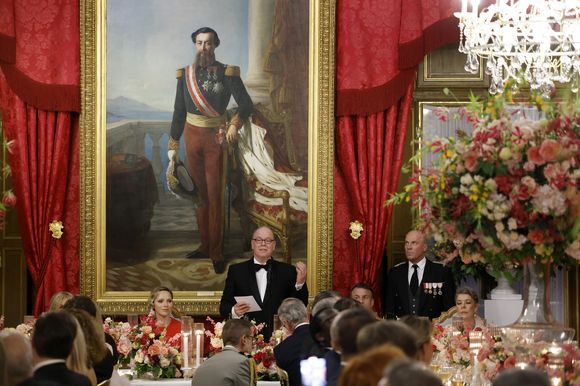 Assise à la table présidentielle, elle était placée à côté d'Emmanuel Macron mais aussi d'Albert et de Charlene. 

La princesse Charlène de Monaco, Le prince Albert II de Monaco, Le président Emmanuel Macron, La princesse Caroline de Hanovre lors du dîner d'état au palais princier dans le cadre de la visite d'État de deux jours du couple présidentiel français à Monaco avant l'Unoc3 le 7 juin 2025.
© Ludovic Marin / Pool / Bestimage