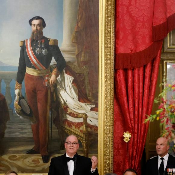Assise à la table présidentielle, elle était placée à côté d'Emmanuel Macron mais aussi d'Albert et de Charlene. 

La princesse Charlène de Monaco, Le prince Albert II de Monaco, Le président Emmanuel Macron, La princesse Caroline de Hanovre lors du dîner d'état au palais princier dans le cadre de la visite d'État de deux jours du couple présidentiel français à Monaco avant l'Unoc3 le 7 juin 2025.
© Ludovic Marin / Pool / Bestimage