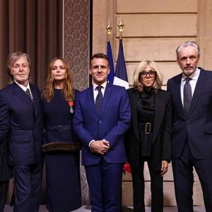 Nancy Shevell, Mary McCartney, Paul McCartney, Stella McCartney, Emmanuel Macron, Brigitte Macron, Alasdhair Willis, James McCartney - La créatrice S.McCartney est faite Chevalier de la Légion d'honneur par le président français E.Macron au palais de l'Elysée à Paris, le 5 mars 2026, lors de la Fashion Week à Paris. Cette distinction salue son parcours ainsi que son engagement dans l'univers de la création et de la mode.

BFA.com / Backgrid USA / Bestimage