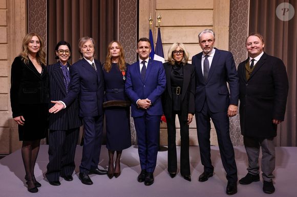 Nancy Shevell, Mary McCartney, Paul McCartney, Stella McCartney, Emmanuel Macron, Brigitte Macron, Alasdhair Willis, James McCartney - La créatrice S.McCartney est faite Chevalier de la Légion d'honneur par le président français E.Macron au palais de l'Elysée à Paris, le 5 mars 2026, lors de la Fashion Week à Paris. Cette distinction salue son parcours ainsi que son engagement dans l'univers de la création et de la mode.

BFA.com / Backgrid USA / Bestimage