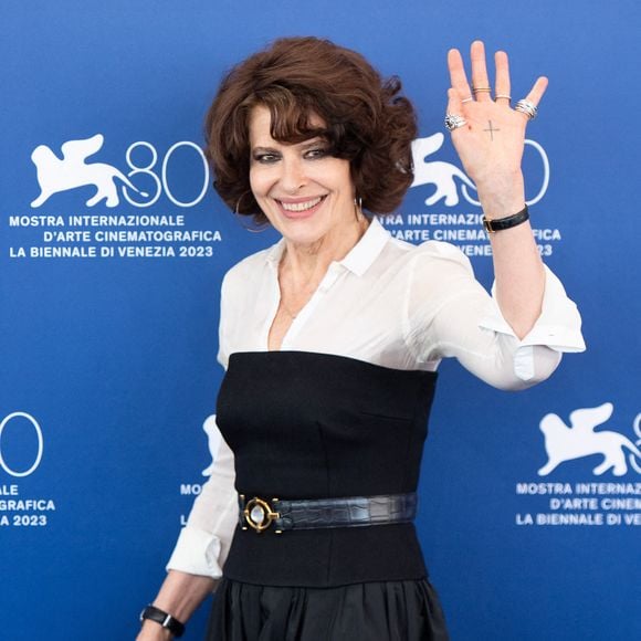 Aujourd’hui, elle continue d’avancer entre projets artistiques et engagements personnels, fidèle à sa liberté et à ses convictions.

Fanny Ardant assiste au Photocall de The Palace dans le cadre de la 80e Mostra de Venise à Venise, Italie, le 02 septembre 2023. Photo Aurore Marechal/ABACAPRESS.COM