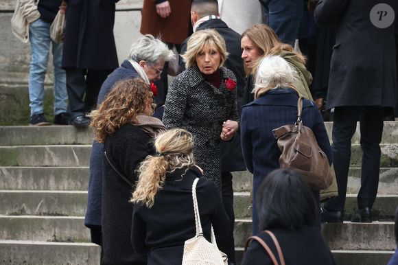 Evelyne Dheliat et Françoise Laborde arrivent à la cérémonie des obsèques de Catherine Laborde à l'église Saint-Roch à Paris, France, le 6 février 2025. L'emblématique présentatrice météo de TF1 est décédée le 28 janvier 2025 à l'âge de 73 ans, des suites d'une démence à corps de Lewy, une maladie neurodégénérative dont Catherine Laborde souffrait depuis 2014. Photo par Jerome Domine/ABACAPRESS.COM